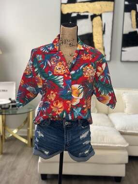 Vintage CARIBOU Red Tropical Floral Hawaiian Print Button Up Shirt